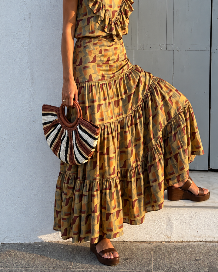Falda estampada en tonos bordó y verde, con sandalias chocolate.